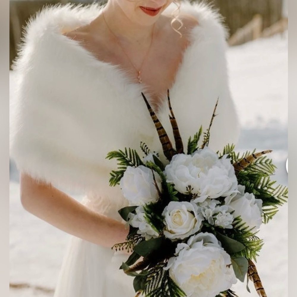 NWT Tulip Bride White Pure Light Ivory Faux Fur Bridal Wrap Winter Shawl Small